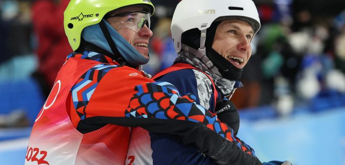 Olimpiadi Invernali 2022, il russo Ilia Burov ha festeggiato l’ucraino Oleksandr Abramenko dopo le medaglie vinte