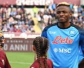 Victor Osimhen regala la maglia al bambino in campo con mascherina e capelli biondi come lui