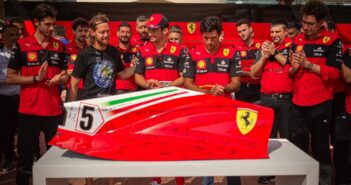 vettel-regalo-ferrari-binotto-leclerc-sainz-giovinazzi-f1